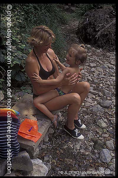 petite fille et sa mre au bord de l'eau - little girl and her mother at the water's edge